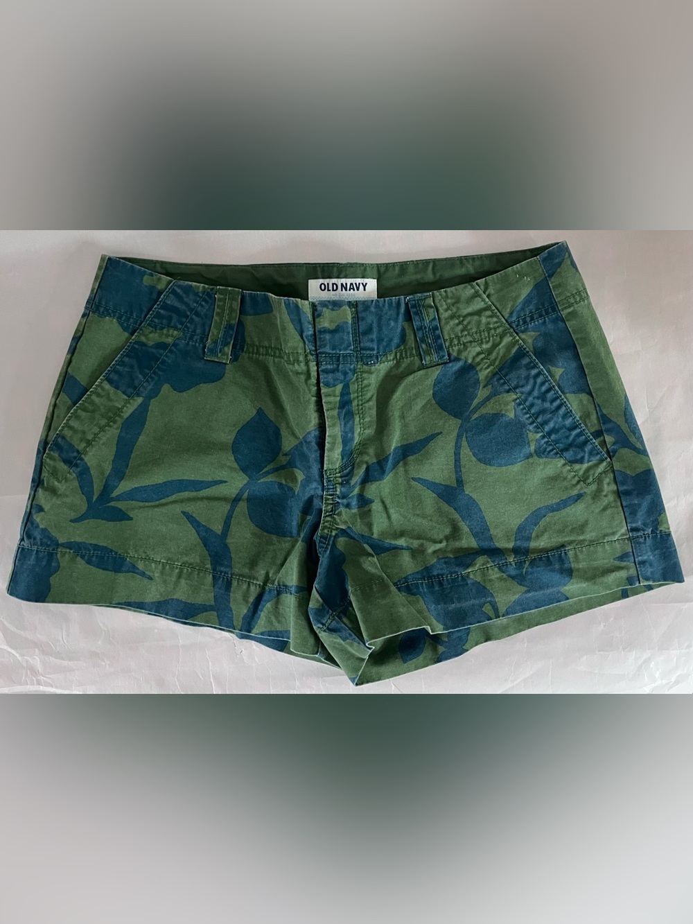 Old Navy Green Safari / Burmuda Shorts with Blue Floral Print Size 4 Low Rise - Picture 5 of 10